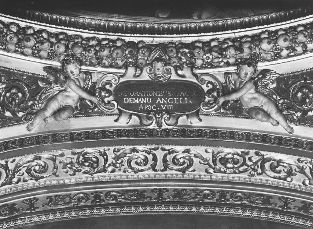 Putti reggicartella (decorazione plastica, serie) by Mariani Camillo (secc. XVI/
